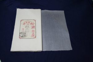 後藤紙店　ごかみ　斜子テープシミンエース手漉き美濃和紙 美濃和紙落水和紙bijutsushi 美濃和紙落水金箔入り和紙bijutsushi 楮１００㌫ 楮１００㌫美濃和紙　障子紙　わらび　伝統表装　薄美濃　美須紙　宇田紙　表装直し　しみ抜き 裏打ち　鳥の子　離宮　松苑　御幸　布裏　本紙裏　総裏　ホットメルト　　　　　　　とうき軸先　潤のり　防虫香　潤印　下張り　七福　聚楽　寒牡丹　月印雪印　 梅月　雲龍紙　提灯紙　落水紙　紅葉　笹　　楮紙　　　後藤紙店　ごかみ機械漉き和紙　美濃和紙　茶入り　薄緑　印刷可能　SDGｓカーボン二ュートラル