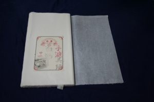 後藤紙店　ごかみ　斜子テープシミンエース手漉き美濃和紙 美濃和紙落水和紙bijutsushi 美濃和紙落水金箔入り和紙bijutsushi 楮１００㌫ 楮１００㌫美濃和紙　障子紙　わらび　伝統表装　薄美濃　美須紙　宇田紙　表装直し　しみ抜き 裏打ち　鳥の子　離宮　松苑　御幸　布裏　本紙裏　総裏　ホットメルト　　　　　　　とうき軸先　潤のり　防虫香　潤印　下張り　七福　聚楽　寒牡丹　月印雪印　 梅月　雲龍紙　提灯紙　落水紙　紅葉　笹　　楮紙　　　後藤紙店　ごかみ機械漉き和紙　美濃和紙　茶入り　薄緑　印刷可能　SDGｓカーボン二ュートラル