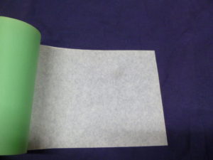 171B25ｇ　後藤紙店　ごかみ　斜子テープシミンエース手漉き美濃和紙 美濃和紙落水和紙bijutsushi 美濃和紙落水金箔入り和紙bijutsushi 楮１００㌫ 楮１００㌫美濃和紙　障子紙　わらび　伝統表装　薄美濃　美須紙　宇田紙　表装直し　しみ抜き 裏打ち　鳥の子　離宮　松苑　御幸　布裏　本紙裏　総裏　ホットメルト　　　　　　　とうき軸先　潤のり　防虫香　潤印　下張り　七福　聚楽　寒牡丹　月印雪印　 梅月　雲龍紙　提灯紙　落水紙　紅葉　笹　　楮紙　　　後藤紙店　ごかみ機械漉き和紙　美濃和紙　茶入り　薄緑　印刷可能　SDGｓカーボン二ュートラル