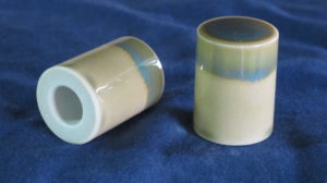 陶器軸先　シミンエース手漉き美濃和紙 美濃和紙落水和紙bijutsushi 美濃和紙落水金箔入り和紙bijutsushi 楮１００㌫ 楮１００㌫美濃和紙　障子紙　わらび　伝統表装　薄美濃　美須紙　宇田紙　表装直し　しみ抜き 裏打ち　鳥の子　離宮　松苑　御幸　布裏　本紙裏　総裏　ホットメルト　　　　　　　とうき軸先　潤のり　防虫香　潤印　下張り　七福　聚楽　寒牡丹　月印雪印　 梅月　雲龍紙　提灯紙　落水紙　紅葉　笹　　楮紙　　　後藤紙店　ごかみ機械漉き和紙　美濃和紙　茶入り　薄緑　印刷可能　後藤紙店　ごかみ