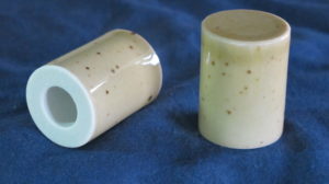 陶器軸先　シミンエース手漉き美濃和紙 美濃和紙落水和紙bijutsushi 美濃和紙落水金箔入り和紙bijutsushi 楮１００㌫ 楮１００㌫美濃和紙　障子紙　わらび　伝統表装　薄美濃　美須紙　宇田紙　表装直し　しみ抜き 裏打ち　鳥の子　離宮　松苑　御幸　布裏　本紙裏　総裏　ホットメルト　　　　　　　とうき軸先　潤のり　防虫香　潤印　下張り　七福　聚楽　寒牡丹　月印雪印　 梅月　雲龍紙　提灯紙　落水紙　紅葉　笹　　楮紙　　　後藤紙店　ごかみ機械漉き和紙　美濃和紙　茶入り　薄緑　印刷可能　後藤紙店　ごかみ