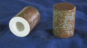 陶器軸先　シミンエース手漉き美濃和紙 美濃和紙落水和紙bijutsushi 美濃和紙落水金箔入り和紙bijutsushi 楮１００㌫ 楮１００㌫美濃和紙　障子紙　わらび　伝統表装　薄美濃　美須紙　宇田紙　表装直し　しみ抜き 裏打ち　鳥の子　離宮　松苑　御幸　布裏　本紙裏　総裏　ホットメルト　　　　　　　とうき軸先　潤のり　防虫香　潤印　下張り　七福　聚楽　寒牡丹　月印雪印　 梅月　雲龍紙　提灯紙　落水紙　紅葉　笹　　楮紙　　　後藤紙店　ごかみ機械漉き和紙　美濃和紙　茶入り　薄緑　印刷可能　後藤紙店　ごかみ