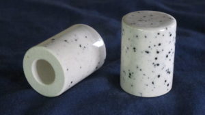 陶器軸先　シミンエース手漉き美濃和紙 美濃和紙落水和紙bijutsushi 美濃和紙落水金箔入り和紙bijutsushi 楮１００㌫ 楮１００㌫美濃和紙　障子紙　わらび　伝統表装　薄美濃　美須紙　宇田紙　表装直し　しみ抜き 裏打ち　鳥の子　離宮　松苑　御幸　布裏　本紙裏　総裏　ホットメルト　　　　　　　とうき軸先　潤のり　防虫香　潤印　下張り　七福　聚楽　寒牡丹　月印雪印　 梅月　雲龍紙　提灯紙　落水紙　紅葉　笹　　楮紙　　　後藤紙店　ごかみ機械漉き和紙　美濃和紙　茶入り　薄緑　印刷可能　後藤紙店　ごかみ