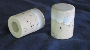 陶器軸先　シミンエース手漉き美濃和紙 美濃和紙落水和紙bijutsushi 美濃和紙落水金箔入り和紙bijutsushi 楮１００㌫ 楮１００㌫美濃和紙　障子紙　わらび　伝統表装　薄美濃　美須紙　宇田紙　表装直し　しみ抜き 裏打ち　鳥の子　離宮　松苑　御幸　布裏　本紙裏　総裏　ホットメルト　　　　　　　とうき軸先　潤のり　防虫香　潤印　下張り　七福　聚楽　寒牡丹　月印雪印　 梅月　雲龍紙　提灯紙　落水紙　紅葉　笹　　楮紙　　　後藤紙店　ごかみ機械漉き和紙　美濃和紙　茶入り　薄緑　印刷可能　後藤紙店　ごかみ