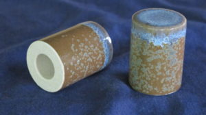 陶器軸先　シミンエース手漉き美濃和紙 美濃和紙落水和紙bijutsushi 美濃和紙落水金箔入り和紙bijutsushi 楮１００㌫ 楮１００㌫美濃和紙　障子紙　わらび　伝統表装　薄美濃　美須紙　宇田紙　表装直し　しみ抜き 裏打ち　鳥の子　離宮　松苑　御幸　布裏　本紙裏　総裏　ホットメルト　　　　　　　とうき軸先　潤のり　防虫香　潤印　下張り　七福　聚楽　寒牡丹　月印雪印　 梅月　雲龍紙　提灯紙　落水紙　紅葉　笹　　楮紙　　　後藤紙店　ごかみ機械漉き和紙　美濃和紙　茶入り　薄緑　印刷可能　後藤紙店　ごかみ