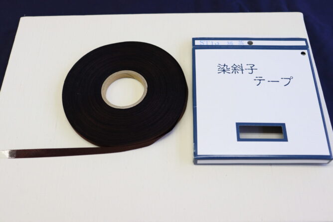 シミンエース手漉き美濃和紙 美濃和紙落水和紙bijutsushi 美濃和紙落水金箔入り和紙bijutsushi 楮１００㌫ 楮１００㌫美濃和紙　障子紙　わらび　伝統表装　薄美濃　美須紙　宇田紙　表装直し　しみ抜き 裏打ち　鳥の子　離宮　松苑　御幸　布裏　本紙裏　総裏　ホットメルト　　　　　　　とうき軸先　潤のり　防虫香　潤印　下張り　七福　聚楽　寒牡丹　月印雪印　 梅月　雲龍紙　提灯紙　落水紙　紅葉　笹　　楮紙　　　後藤紙店　ごかみ機械漉き和紙　美濃和紙　茶入り　薄緑　印刷可能　後藤紙店　ごかみ