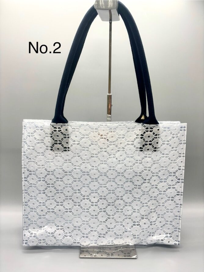 No.1 美濃和紙落水バッグ(菊唐草) 　　　 ¥9,500[税抜] W33×D10×H32 No.2 美濃和紙落水バッグ(六角) ¥8,500[税抜] W32×D10×H27 No.3 美濃和紙落水バッグ(六角) 　　　　　　　持ち手:バンブー ¥8,500[税抜] W25×D10×H20 No.4 美濃和紙落水バッグ(四角) 　　　　　　　持ち手:ラフィア 　　　　¥9,000[税抜] W24×D10×H20 No.5 美濃和紙落水ポーチM(六角) ¥3,500[税抜] No.6 美濃和紙落水ポーチM(花麻) ¥3,500[税抜] No.7 美濃和紙落水ポーチM(七宝) ¥3,500[税抜] No.8 美濃和紙落水ポーチM(四角・自染) ¥3,800[税抜] No.9 美濃和紙落水ポーチS (花麻・水引自作) ¥2,000[税抜] No.10 美濃和紙落水ポーチS (四角・水引自作) ¥2,000[税抜] No.13 美濃和紙しぼり染バッグ 　　　　¥7,000[税抜] W25×D10×H20　 No.14 美濃和紙落水ポーチM (花麻・ネイビーブルー自染) ¥3,800[税抜] No.15 美濃和紙落水ポーチM (花麻・グリーン自染) ¥3,800[税抜] No.16 美濃和紙落水ポーチM(墨流し) ¥3,800[税抜] No.17 美濃和紙落水ポーチS (花麻・カーキブロン自染) ¥2,300[税抜] No.18 美濃和紙しぼり染めポーチS (水引自作) ¥2,300[税抜] No.19 美濃和紙むら染めポーチS (水引自作) ¥2,300[税抜] No.20 美濃和紙むら染めバッグ 　　　　¥12,000[税抜] W35×D12×H32