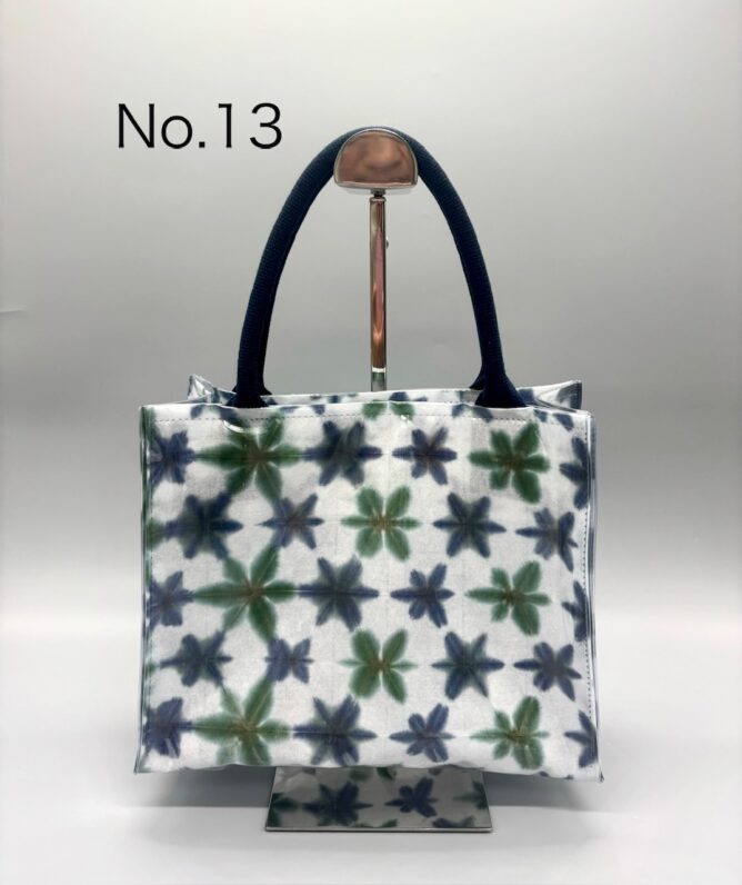 No.1 美濃和紙落水バッグ(菊唐草) 　　　 ¥9,500[税抜] W33×D10×H32 No.2 美濃和紙落水バッグ(六角) ¥8,500[税抜] W32×D10×H27 No.3 美濃和紙落水バッグ(六角) 　　　　　　　持ち手:バンブー ¥8,500[税抜] W25×D10×H20 No.4 美濃和紙落水バッグ(四角) 　　　　　　　持ち手:ラフィア 　　　　¥9,000[税抜] W24×D10×H20 No.5 美濃和紙落水ポーチM(六角) ¥3,500[税抜] No.6 美濃和紙落水ポーチM(花麻) ¥3,500[税抜] No.7 美濃和紙落水ポーチM(七宝) ¥3,500[税抜] No.8 美濃和紙落水ポーチM(四角・自染) ¥3,800[税抜] No.9 美濃和紙落水ポーチS (花麻・水引自作) ¥2,000[税抜] No.10 美濃和紙落水ポーチS (四角・水引自作) ¥2,000[税抜] No.13 美濃和紙しぼり染バッグ 　　　　¥7,000[税抜] W25×D10×H20　 No.14 美濃和紙落水ポーチM (花麻・ネイビーブルー自染) ¥3,800[税抜] No.15 美濃和紙落水ポーチM (花麻・グリーン自染) ¥3,800[税抜] No.16 美濃和紙落水ポーチM(墨流し) ¥3,800[税抜] No.17 美濃和紙落水ポーチS (花麻・カーキブロン自染) ¥2,300[税抜] No.18 美濃和紙しぼり染めポーチS (水引自作) ¥2,300[税抜] No.19 美濃和紙むら染めポーチS (水引自作) ¥2,300[税抜] No.20 美濃和紙むら染めバッグ 　　　　¥12,000[税抜] W35×D12×H32