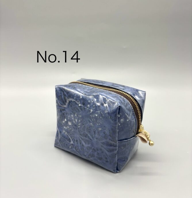 No.1 美濃和紙落水バッグ(菊唐草) 　　　 ¥9,500[税抜] W33×D10×H32 No.2 美濃和紙落水バッグ(六角) ¥8,500[税抜] W32×D10×H27 No.3 美濃和紙落水バッグ(六角) 　　　　　　　持ち手:バンブー ¥8,500[税抜] W25×D10×H20 No.4 美濃和紙落水バッグ(四角) 　　　　　　　持ち手:ラフィア 　　　　¥9,000[税抜] W24×D10×H20 No.5 美濃和紙落水ポーチM(六角) ¥3,500[税抜] No.6 美濃和紙落水ポーチM(花麻) ¥3,500[税抜] No.7 美濃和紙落水ポーチM(七宝) ¥3,500[税抜] No.8 美濃和紙落水ポーチM(四角・自染) ¥3,800[税抜] No.9 美濃和紙落水ポーチS (花麻・水引自作) ¥2,000[税抜] No.10 美濃和紙落水ポーチS (四角・水引自作) ¥2,000[税抜] No.13 美濃和紙しぼり染バッグ 　　　　¥7,000[税抜] W25×D10×H20　 No.14 美濃和紙落水ポーチM (花麻・ネイビーブルー自染) ¥3,800[税抜] No.15 美濃和紙落水ポーチM (花麻・グリーン自染) ¥3,800[税抜] No.16 美濃和紙落水ポーチM(墨流し) ¥3,800[税抜] No.17 美濃和紙落水ポーチS (花麻・カーキブロン自染) ¥2,300[税抜] No.18 美濃和紙しぼり染めポーチS (水引自作) ¥2,300[税抜] No.19 美濃和紙むら染めポーチS (水引自作) ¥2,300[税抜] No.20 美濃和紙むら染めバッグ 　　　　¥12,000[税抜] W35×D12×H32