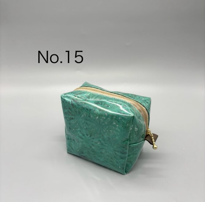 No.1 美濃和紙落水バッグ(菊唐草) 　　　 ¥9,500[税抜] W33×D10×H32 No.2 美濃和紙落水バッグ(六角) ¥8,500[税抜] W32×D10×H27 No.3 美濃和紙落水バッグ(六角) 　　　　　　　持ち手:バンブー ¥8,500[税抜] W25×D10×H20 No.4 美濃和紙落水バッグ(四角) 　　　　　　　持ち手:ラフィア 　　　　¥9,000[税抜] W24×D10×H20 No.5 美濃和紙落水ポーチM(六角) ¥3,500[税抜] No.6 美濃和紙落水ポーチM(花麻) ¥3,500[税抜] No.7 美濃和紙落水ポーチM(七宝) ¥3,500[税抜] No.8 美濃和紙落水ポーチM(四角・自染) ¥3,800[税抜] No.9 美濃和紙落水ポーチS (花麻・水引自作) ¥2,000[税抜] No.10 美濃和紙落水ポーチS (四角・水引自作) ¥2,000[税抜] No.13 美濃和紙しぼり染バッグ 　　　　¥7,000[税抜] W25×D10×H20　 No.14 美濃和紙落水ポーチM (花麻・ネイビーブルー自染) ¥3,800[税抜] No.15 美濃和紙落水ポーチM (花麻・グリーン自染) ¥3,800[税抜] No.16 美濃和紙落水ポーチM(墨流し) ¥3,800[税抜] No.17 美濃和紙落水ポーチS (花麻・カーキブロン自染) ¥2,300[税抜] No.18 美濃和紙しぼり染めポーチS (水引自作) ¥2,300[税抜] No.19 美濃和紙むら染めポーチS (水引自作) ¥2,300[税抜] No.20 美濃和紙むら染めバッグ 　　　　¥12,000[税抜] W35×D12×H32