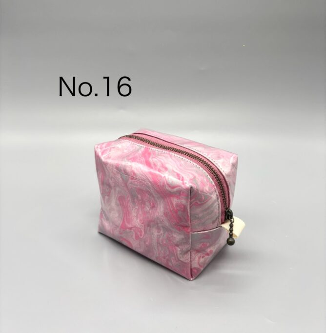 No.1 美濃和紙落水バッグ(菊唐草) 　　　 ¥9,500[税抜] W33×D10×H32 No.2 美濃和紙落水バッグ(六角) ¥8,500[税抜] W32×D10×H27 No.3 美濃和紙落水バッグ(六角) 　　　　　　　持ち手:バンブー ¥8,500[税抜] W25×D10×H20 No.4 美濃和紙落水バッグ(四角) 　　　　　　　持ち手:ラフィア 　　　　¥9,000[税抜] W24×D10×H20 No.5 美濃和紙落水ポーチM(六角) ¥3,500[税抜] No.6 美濃和紙落水ポーチM(花麻) ¥3,500[税抜] No.7 美濃和紙落水ポーチM(七宝) ¥3,500[税抜] No.8 美濃和紙落水ポーチM(四角・自染) ¥3,800[税抜] No.9 美濃和紙落水ポーチS (花麻・水引自作) ¥2,000[税抜] No.10 美濃和紙落水ポーチS (四角・水引自作) ¥2,000[税抜] No.13 美濃和紙しぼり染バッグ 　　　　¥7,000[税抜] W25×D10×H20　 No.14 美濃和紙落水ポーチM (花麻・ネイビーブルー自染) ¥3,800[税抜] No.15 美濃和紙落水ポーチM (花麻・グリーン自染) ¥3,800[税抜] No.16 美濃和紙落水ポーチM(墨流し) ¥3,800[税抜] No.17 美濃和紙落水ポーチS (花麻・カーキブロン自染) ¥2,300[税抜] No.18 美濃和紙しぼり染めポーチS (水引自作) ¥2,300[税抜] No.19 美濃和紙むら染めポーチS (水引自作) ¥2,300[税抜] No.20 美濃和紙むら染めバッグ 　　　　¥12,000[税抜] W35×D12×H32