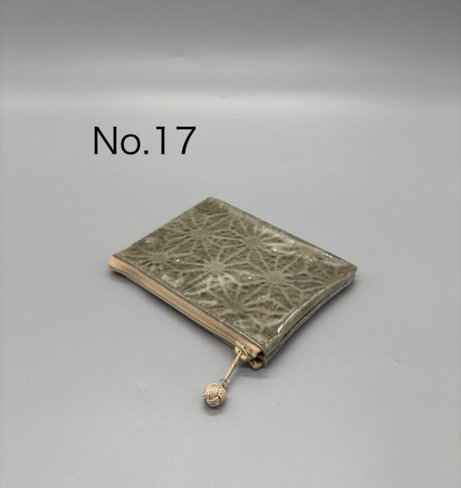 No.1 美濃和紙落水バッグ(菊唐草) 　　　 ¥9,500[税抜] W33×D10×H32 No.2 美濃和紙落水バッグ(六角) ¥8,500[税抜] W32×D10×H27 No.3 美濃和紙落水バッグ(六角) 　　　　　　　持ち手:バンブー ¥8,500[税抜] W25×D10×H20 No.4 美濃和紙落水バッグ(四角) 　　　　　　　持ち手:ラフィア 　　　　¥9,000[税抜] W24×D10×H20 No.5 美濃和紙落水ポーチM(六角) ¥3,500[税抜] No.6 美濃和紙落水ポーチM(花麻) ¥3,500[税抜] No.7 美濃和紙落水ポーチM(七宝) ¥3,500[税抜] No.8 美濃和紙落水ポーチM(四角・自染) ¥3,800[税抜] No.9 美濃和紙落水ポーチS (花麻・水引自作) ¥2,000[税抜] No.10 美濃和紙落水ポーチS (四角・水引自作) ¥2,000[税抜] No.13 美濃和紙しぼり染バッグ 　　　　¥7,000[税抜] W25×D10×H20　 No.14 美濃和紙落水ポーチM (花麻・ネイビーブルー自染) ¥3,800[税抜] No.15 美濃和紙落水ポーチM (花麻・グリーン自染) ¥3,800[税抜] No.16 美濃和紙落水ポーチM(墨流し) ¥3,800[税抜] No.17 美濃和紙落水ポーチS (花麻・カーキブロン自染) ¥2,300[税抜] No.18 美濃和紙しぼり染めポーチS (水引自作) ¥2,300[税抜] No.19 美濃和紙むら染めポーチS (水引自作) ¥2,300[税抜] No.20 美濃和紙むら染めバッグ 　　　　¥12,000[税抜] W35×D12×H32