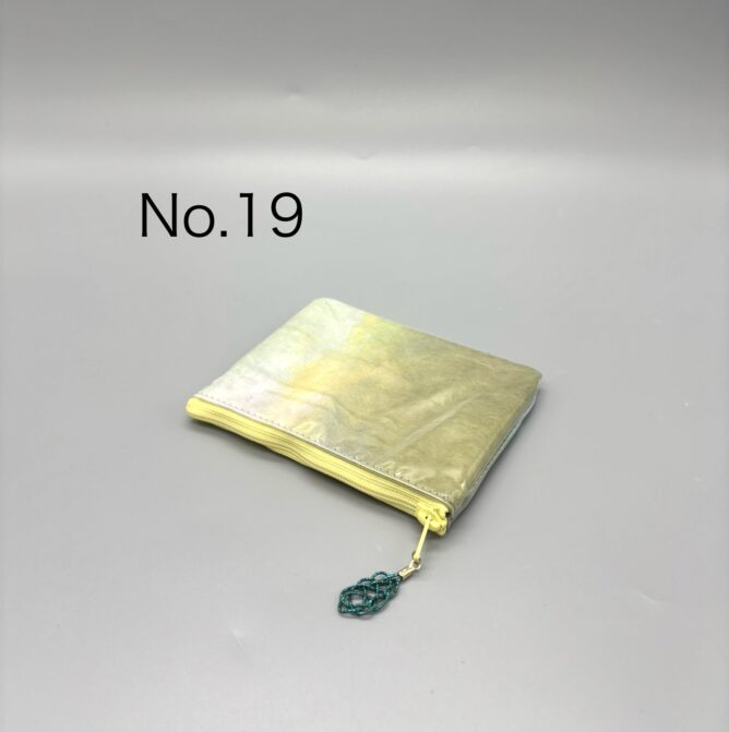 No.1 美濃和紙落水バッグ(菊唐草) 　　　 ¥9,500[税抜] W33×D10×H32 No.2 美濃和紙落水バッグ(六角) ¥8,500[税抜] W32×D10×H27 No.3 美濃和紙落水バッグ(六角) 　　　　　　　持ち手:バンブー ¥8,500[税抜] W25×D10×H20 No.4 美濃和紙落水バッグ(四角) 　　　　　　　持ち手:ラフィア 　　　　¥9,000[税抜] W24×D10×H20 No.5 美濃和紙落水ポーチM(六角) ¥3,500[税抜] No.6 美濃和紙落水ポーチM(花麻) ¥3,500[税抜] No.7 美濃和紙落水ポーチM(七宝) ¥3,500[税抜] No.8 美濃和紙落水ポーチM(四角・自染) ¥3,800[税抜] No.9 美濃和紙落水ポーチS (花麻・水引自作) ¥2,000[税抜] No.10 美濃和紙落水ポーチS (四角・水引自作) ¥2,000[税抜] No.13 美濃和紙しぼり染バッグ 　　　　¥7,000[税抜] W25×D10×H20　 No.14 美濃和紙落水ポーチM (花麻・ネイビーブルー自染) ¥3,800[税抜] No.15 美濃和紙落水ポーチM (花麻・グリーン自染) ¥3,800[税抜] No.16 美濃和紙落水ポーチM(墨流し) ¥3,800[税抜] No.17 美濃和紙落水ポーチS (花麻・カーキブロン自染) ¥2,300[税抜] No.18 美濃和紙しぼり染めポーチS (水引自作) ¥2,300[税抜] No.19 美濃和紙むら染めポーチS (水引自作) ¥2,300[税抜] No.20 美濃和紙むら染めバッグ 　　　　¥12,000[税抜] W35×D12×H32