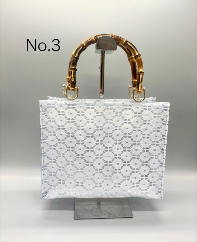 No.1 美濃和紙落水バッグ(菊唐草) 　　　 ¥9,500[税抜] W33×D10×H32 No.2 美濃和紙落水バッグ(六角) ¥8,500[税抜] W32×D10×H27 No.3 美濃和紙落水バッグ(六角) 　　　　　　　持ち手:バンブー ¥8,500[税抜] W25×D10×H20 No.4 美濃和紙落水バッグ(四角) 　　　　　　　持ち手:ラフィア 　　　　¥9,000[税抜] W24×D10×H20 No.5 美濃和紙落水ポーチM(六角) ¥3,500[税抜] No.6 美濃和紙落水ポーチM(花麻) ¥3,500[税抜] No.7 美濃和紙落水ポーチM(七宝) ¥3,500[税抜] No.8 美濃和紙落水ポーチM(四角・自染) ¥3,800[税抜] No.9 美濃和紙落水ポーチS (花麻・水引自作) ¥2,000[税抜] No.10 美濃和紙落水ポーチS (四角・水引自作) ¥2,000[税抜] No.13 美濃和紙しぼり染バッグ 　　　　¥7,000[税抜] W25×D10×H20　 No.14 美濃和紙落水ポーチM (花麻・ネイビーブルー自染) ¥3,800[税抜] No.15 美濃和紙落水ポーチM (花麻・グリーン自染) ¥3,800[税抜] No.16 美濃和紙落水ポーチM(墨流し) ¥3,800[税抜] No.17 美濃和紙落水ポーチS (花麻・カーキブロン自染) ¥2,300[税抜] No.18 美濃和紙しぼり染めポーチS (水引自作) ¥2,300[税抜] No.19 美濃和紙むら染めポーチS (水引自作) ¥2,300[税抜] No.20 美濃和紙むら染めバッグ 　　　　¥12,000[税抜] W35×D12×H32