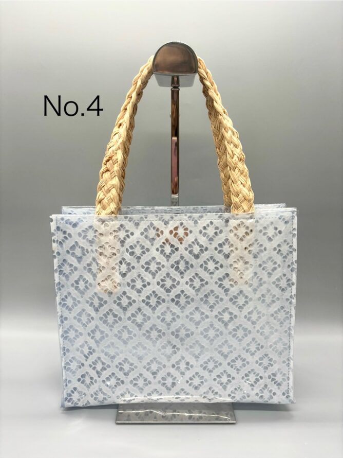 No.1 美濃和紙落水バッグ(菊唐草) 　　　 ¥9,500[税抜] W33×D10×H32 No.2 美濃和紙落水バッグ(六角) ¥8,500[税抜] W32×D10×H27 No.3 美濃和紙落水バッグ(六角) 　　　　　　　持ち手:バンブー ¥8,500[税抜] W25×D10×H20 No.4 美濃和紙落水バッグ(四角) 　　　　　　　持ち手:ラフィア 　　　　¥9,000[税抜] W24×D10×H20 No.5 美濃和紙落水ポーチM(六角) ¥3,500[税抜] No.6 美濃和紙落水ポーチM(花麻) ¥3,500[税抜] No.7 美濃和紙落水ポーチM(七宝) ¥3,500[税抜] No.8 美濃和紙落水ポーチM(四角・自染) ¥3,800[税抜] No.9 美濃和紙落水ポーチS (花麻・水引自作) ¥2,000[税抜] No.10 美濃和紙落水ポーチS (四角・水引自作) ¥2,000[税抜] No.13 美濃和紙しぼり染バッグ 　　　　¥7,000[税抜] W25×D10×H20　 No.14 美濃和紙落水ポーチM (花麻・ネイビーブルー自染) ¥3,800[税抜] No.15 美濃和紙落水ポーチM (花麻・グリーン自染) ¥3,800[税抜] No.16 美濃和紙落水ポーチM(墨流し) ¥3,800[税抜] No.17 美濃和紙落水ポーチS (花麻・カーキブロン自染) ¥2,300[税抜] No.18 美濃和紙しぼり染めポーチS (水引自作) ¥2,300[税抜] No.19 美濃和紙むら染めポーチS (水引自作) ¥2,300[税抜] No.20 美濃和紙むら染めバッグ 　　　　¥12,000[税抜] W35×D12×H32
