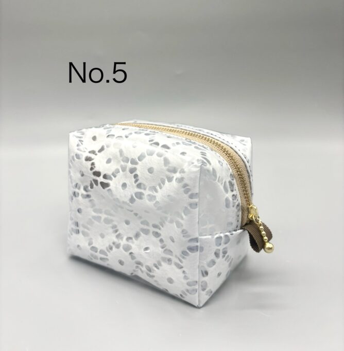 No.1 美濃和紙落水バッグ(菊唐草) 　　　 ¥9,500[税抜] W33×D10×H32 No.2 美濃和紙落水バッグ(六角) ¥8,500[税抜] W32×D10×H27 No.3 美濃和紙落水バッグ(六角) 　　　　　　　持ち手:バンブー ¥8,500[税抜] W25×D10×H20 No.4 美濃和紙落水バッグ(四角) 　　　　　　　持ち手:ラフィア 　　　　¥9,000[税抜] W24×D10×H20 No.5 美濃和紙落水ポーチM(六角) ¥3,500[税抜] No.6 美濃和紙落水ポーチM(花麻) ¥3,500[税抜] No.7 美濃和紙落水ポーチM(七宝) ¥3,500[税抜] No.8 美濃和紙落水ポーチM(四角・自染) ¥3,800[税抜] No.9 美濃和紙落水ポーチS (花麻・水引自作) ¥2,000[税抜] No.10 美濃和紙落水ポーチS (四角・水引自作) ¥2,000[税抜] No.13 美濃和紙しぼり染バッグ 　　　　¥7,000[税抜] W25×D10×H20　 No.14 美濃和紙落水ポーチM (花麻・ネイビーブルー自染) ¥3,800[税抜] No.15 美濃和紙落水ポーチM (花麻・グリーン自染) ¥3,800[税抜] No.16 美濃和紙落水ポーチM(墨流し) ¥3,800[税抜] No.17 美濃和紙落水ポーチS (花麻・カーキブロン自染) ¥2,300[税抜] No.18 美濃和紙しぼり染めポーチS (水引自作) ¥2,300[税抜] No.19 美濃和紙むら染めポーチS (水引自作) ¥2,300[税抜] No.20 美濃和紙むら染めバッグ 　　　　¥12,000[税抜] W35×D12×H32