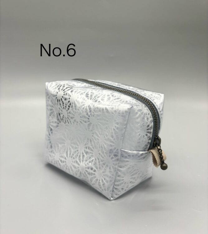 No.1 美濃和紙落水バッグ(菊唐草) 　　　 ¥9,500[税抜] W33×D10×H32 No.2 美濃和紙落水バッグ(六角) ¥8,500[税抜] W32×D10×H27 No.3 美濃和紙落水バッグ(六角) 　　　　　　　持ち手:バンブー ¥8,500[税抜] W25×D10×H20 No.4 美濃和紙落水バッグ(四角) 　　　　　　　持ち手:ラフィア 　　　　¥9,000[税抜] W24×D10×H20 No.5 美濃和紙落水ポーチM(六角) ¥3,500[税抜] No.6 美濃和紙落水ポーチM(花麻) ¥3,500[税抜] No.7 美濃和紙落水ポーチM(七宝) ¥3,500[税抜] No.8 美濃和紙落水ポーチM(四角・自染) ¥3,800[税抜] No.9 美濃和紙落水ポーチS (花麻・水引自作) ¥2,000[税抜] No.10 美濃和紙落水ポーチS (四角・水引自作) ¥2,000[税抜] No.13 美濃和紙しぼり染バッグ 　　　　¥7,000[税抜] W25×D10×H20　 No.14 美濃和紙落水ポーチM (花麻・ネイビーブルー自染) ¥3,800[税抜] No.15 美濃和紙落水ポーチM (花麻・グリーン自染) ¥3,800[税抜] No.16 美濃和紙落水ポーチM(墨流し) ¥3,800[税抜] No.17 美濃和紙落水ポーチS (花麻・カーキブロン自染) ¥2,300[税抜] No.18 美濃和紙しぼり染めポーチS (水引自作) ¥2,300[税抜] No.19 美濃和紙むら染めポーチS (水引自作) ¥2,300[税抜] No.20 美濃和紙むら染めバッグ 　　　　¥12,000[税抜] W35×D12×H32