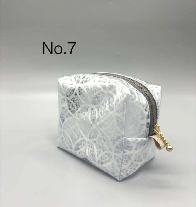 No.1 美濃和紙落水バッグ(菊唐草) 　　　 ¥9,500[税抜] W33×D10×H32 No.2 美濃和紙落水バッグ(六角) ¥8,500[税抜] W32×D10×H27 No.3 美濃和紙落水バッグ(六角) 　　　　　　　持ち手:バンブー ¥8,500[税抜] W25×D10×H20 No.4 美濃和紙落水バッグ(四角) 　　　　　　　持ち手:ラフィア 　　　　¥9,000[税抜] W24×D10×H20 No.5 美濃和紙落水ポーチM(六角) ¥3,500[税抜] No.6 美濃和紙落水ポーチM(花麻) ¥3,500[税抜] No.7 美濃和紙落水ポーチM(七宝) ¥3,500[税抜] No.8 美濃和紙落水ポーチM(四角・自染) ¥3,800[税抜] No.9 美濃和紙落水ポーチS (花麻・水引自作) ¥2,000[税抜] No.10 美濃和紙落水ポーチS (四角・水引自作) ¥2,000[税抜] No.13 美濃和紙しぼり染バッグ 　　　　¥7,000[税抜] W25×D10×H20　 No.14 美濃和紙落水ポーチM (花麻・ネイビーブルー自染) ¥3,800[税抜] No.15 美濃和紙落水ポーチM (花麻・グリーン自染) ¥3,800[税抜] No.16 美濃和紙落水ポーチM(墨流し) ¥3,800[税抜] No.17 美濃和紙落水ポーチS (花麻・カーキブロン自染) ¥2,300[税抜] No.18 美濃和紙しぼり染めポーチS (水引自作) ¥2,300[税抜] No.19 美濃和紙むら染めポーチS (水引自作) ¥2,300[税抜] No.20 美濃和紙むら染めバッグ 　　　　¥12,000[税抜] W35×D12×H32