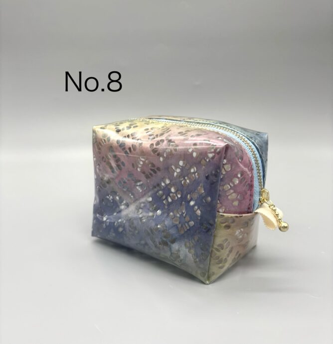 No.1 美濃和紙落水バッグ(菊唐草) 　　　 ¥9,500[税抜] W33×D10×H32 No.2 美濃和紙落水バッグ(六角) ¥8,500[税抜] W32×D10×H27 No.3 美濃和紙落水バッグ(六角) 　　　　　　　持ち手:バンブー ¥8,500[税抜] W25×D10×H20 No.4 美濃和紙落水バッグ(四角) 　　　　　　　持ち手:ラフィア 　　　　¥9,000[税抜] W24×D10×H20 No.5 美濃和紙落水ポーチM(六角) ¥3,500[税抜] No.6 美濃和紙落水ポーチM(花麻) ¥3,500[税抜] No.7 美濃和紙落水ポーチM(七宝) ¥3,500[税抜] No.8 美濃和紙落水ポーチM(四角・自染) ¥3,800[税抜] No.9 美濃和紙落水ポーチS (花麻・水引自作) ¥2,000[税抜] No.10 美濃和紙落水ポーチS (四角・水引自作) ¥2,000[税抜] No.13 美濃和紙しぼり染バッグ 　　　　¥7,000[税抜] W25×D10×H20　 No.14 美濃和紙落水ポーチM (花麻・ネイビーブルー自染) ¥3,800[税抜] No.15 美濃和紙落水ポーチM (花麻・グリーン自染) ¥3,800[税抜] No.16 美濃和紙落水ポーチM(墨流し) ¥3,800[税抜] No.17 美濃和紙落水ポーチS (花麻・カーキブロン自染) ¥2,300[税抜] No.18 美濃和紙しぼり染めポーチS (水引自作) ¥2,300[税抜] No.19 美濃和紙むら染めポーチS (水引自作) ¥2,300[税抜] No.20 美濃和紙むら染めバッグ 　　　　¥12,000[税抜] W35×D12×H32