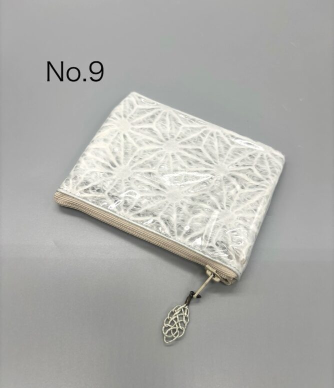 No.1 美濃和紙落水バッグ(菊唐草) 　　　 ¥9,500[税抜] W33×D10×H32 No.2 美濃和紙落水バッグ(六角) ¥8,500[税抜] W32×D10×H27 No.3 美濃和紙落水バッグ(六角) 　　　　　　　持ち手:バンブー ¥8,500[税抜] W25×D10×H20 No.4 美濃和紙落水バッグ(四角) 　　　　　　　持ち手:ラフィア 　　　　¥9,000[税抜] W24×D10×H20 No.5 美濃和紙落水ポーチM(六角) ¥3,500[税抜] No.6 美濃和紙落水ポーチM(花麻) ¥3,500[税抜] No.7 美濃和紙落水ポーチM(七宝) ¥3,500[税抜] No.8 美濃和紙落水ポーチM(四角・自染) ¥3,800[税抜] No.9 美濃和紙落水ポーチS (花麻・水引自作) ¥2,000[税抜] No.10 美濃和紙落水ポーチS (四角・水引自作) ¥2,000[税抜] No.13 美濃和紙しぼり染バッグ 　　　　¥7,000[税抜] W25×D10×H20　 No.14 美濃和紙落水ポーチM (花麻・ネイビーブルー自染) ¥3,800[税抜] No.15 美濃和紙落水ポーチM (花麻・グリーン自染) ¥3,800[税抜] No.16 美濃和紙落水ポーチM(墨流し) ¥3,800[税抜] No.17 美濃和紙落水ポーチS (花麻・カーキブロン自染) ¥2,300[税抜] No.18 美濃和紙しぼり染めポーチS (水引自作) ¥2,300[税抜] No.19 美濃和紙むら染めポーチS (水引自作) ¥2,300[税抜] No.20 美濃和紙むら染めバッグ 　　　　¥12,000[税抜] W35×D12×H32