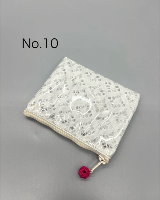 No.1 美濃和紙落水バッグ(菊唐草) 　　　 ¥9,500[税抜] W33×D10×H32 No.2 美濃和紙落水バッグ(六角) ¥8,500[税抜] W32×D10×H27 No.3 美濃和紙落水バッグ(六角) 　　　　　　　持ち手:バンブー ¥8,500[税抜] W25×D10×H20 No.4 美濃和紙落水バッグ(四角) 　　　　　　　持ち手:ラフィア 　　　　¥9,000[税抜] W24×D10×H20 No.5 美濃和紙落水ポーチM(六角) ¥3,500[税抜] No.6 美濃和紙落水ポーチM(花麻) ¥3,500[税抜] No.7 美濃和紙落水ポーチM(七宝) ¥3,500[税抜] No.8 美濃和紙落水ポーチM(四角・自染) ¥3,800[税抜] No.9 美濃和紙落水ポーチS (花麻・水引自作) ¥2,000[税抜] No.10 美濃和紙落水ポーチS (四角・水引自作) ¥2,000[税抜] No.13 美濃和紙しぼり染バッグ 　　　　¥7,000[税抜] W25×D10×H20　 No.14 美濃和紙落水ポーチM (花麻・ネイビーブルー自染) ¥3,800[税抜] No.15 美濃和紙落水ポーチM (花麻・グリーン自染) ¥3,800[税抜] No.16 美濃和紙落水ポーチM(墨流し) ¥3,800[税抜] No.17 美濃和紙落水ポーチS (花麻・カーキブロン自染) ¥2,300[税抜] No.18 美濃和紙しぼり染めポーチS (水引自作) ¥2,300[税抜] No.19 美濃和紙むら染めポーチS (水引自作) ¥2,300[税抜] No.20 美濃和紙むら染めバッグ 　　　　¥12,000[税抜] W35×D12×H32